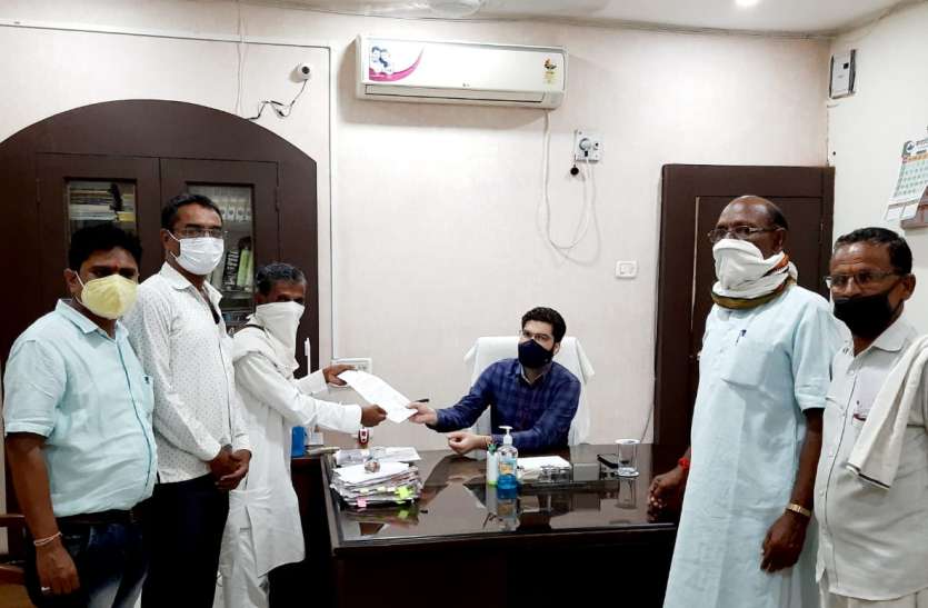 damaged culvert क्षतिग्रस्त पुलिया के पास ही देंगे धरना