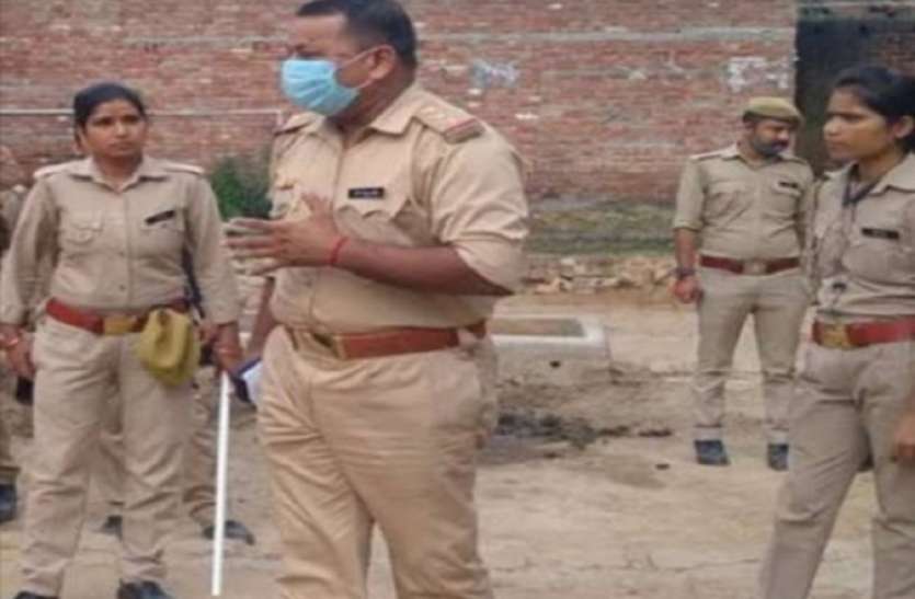 बेरहमी से पीटकर कर डाली युवक की हत्या, फिर किया जमकर पथराव, तनाव का माहौल देख पुलिस तैनात बेरहमी से पीटकर कर डाली युवक की हत्या, फिर किया जमकर पथराव, तनाव का माहौल देख पुलिस तैनात