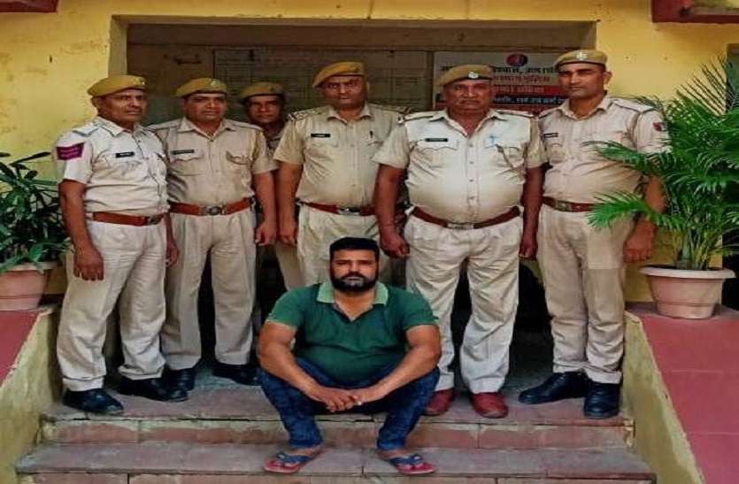 नौकरी का झांसा दे राशि हड़पने वाला सरकारी शिक्षक पकड़ा, मांगे थे 10 लाख रुपए नौकरी का झांसा दे राशि हड़पने वाला सरकारी शिक्षक पकड़ा, मांगे थे 10 लाख रुपए