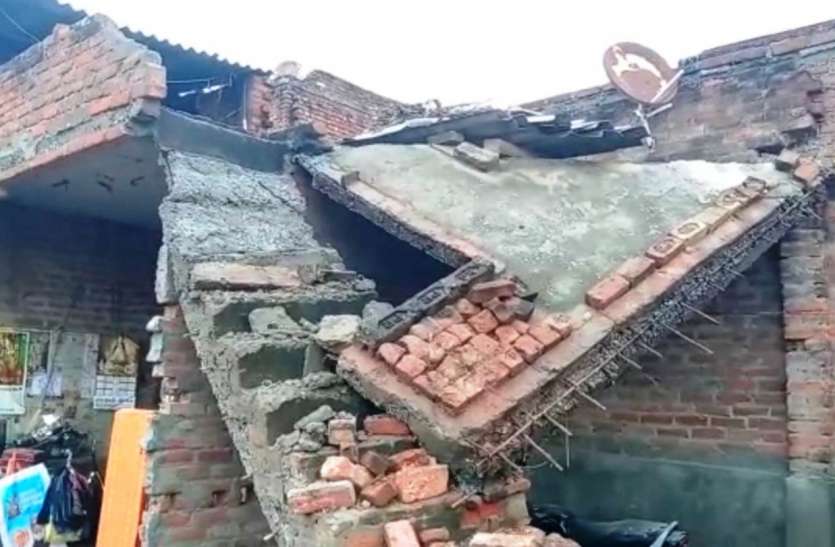 Rain Water बारिश में गिरा महिला का मकान, पति की मौत के बाद दो बच्चों के साथ कर रही थी निवास