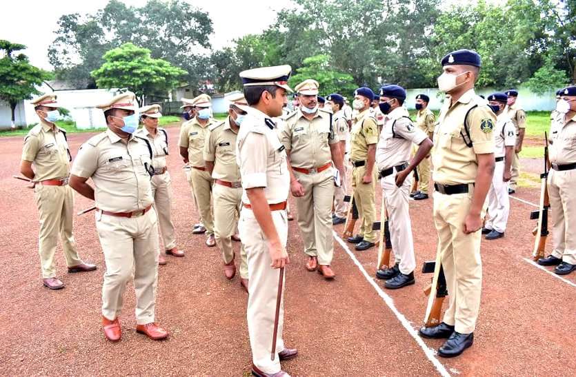जब तोंद और दाढ़ी बढ़ाने वाले पुलिस अधिकारियों पर गई SS- की नजर, नाराज होकर दे डाली ये हिदायत... जब तोंद और दाढ़ी बढ़ाने वाले पुलिस अधिकारियों पर गई SSP की नजर, नाराज होकर दे डाली ये हिदायत...