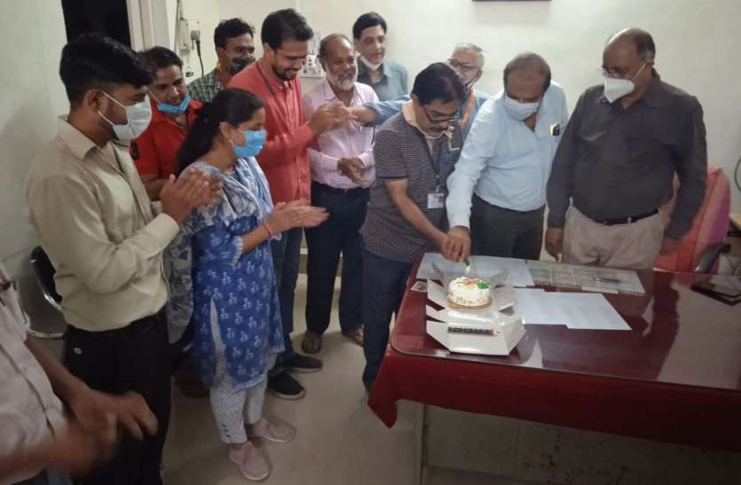 जिला अस्पताल में केक काटकर मनाया विश्व फार्मासिस्ट दिवस जिला अस्पताल में केक काटकर मनाया विश्व फार्मासिस्ट दिवस