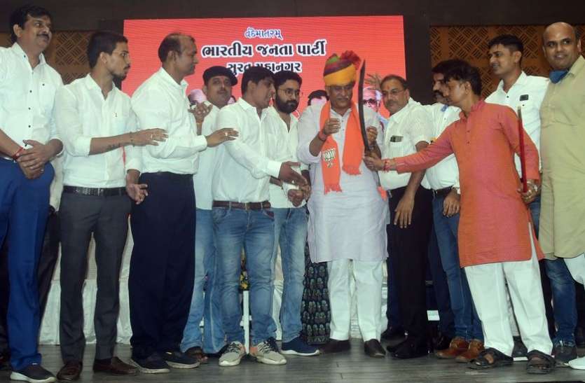 SURAT NEWS: स्वागत-सम्मान का चलता रहा दौर SURAT NEWS: स्वागत-सम्मान का चलता रहा दौर
