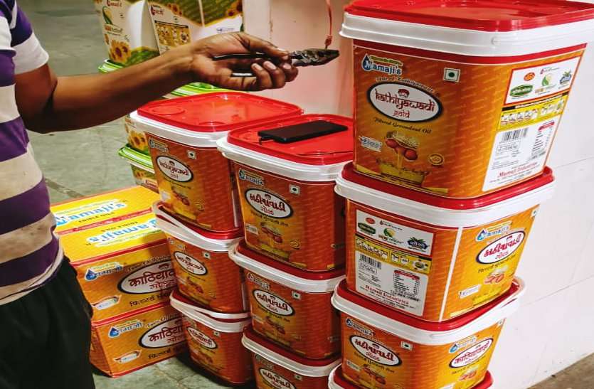 Selling substandard oil in the name of branded companies ब्रांडेड कंपनियों के नाम पर बेच रहे घटिया तैल, त्यौहारों पर खपाने की तैयारी