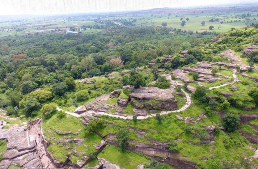 उदयगिरी की पहाड़ी यानी प्रकृति का सौंदर्य और गुफाओं में चौथी शताब्दी का शिल्प उदयगिरी की पहाड़ी यानी प्रकृति का सौंदर्य और गुफाओं में चौथी शताब्दी का शिल्प
