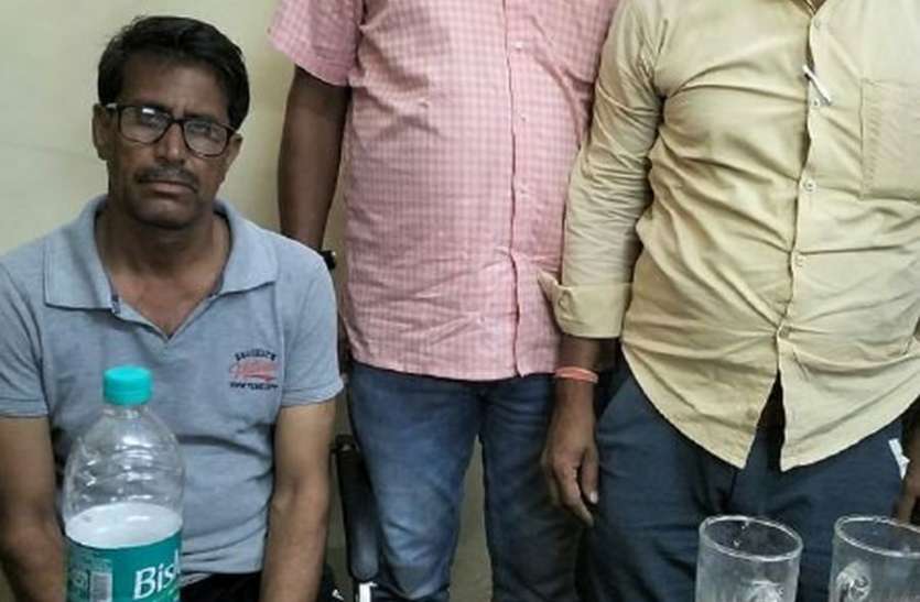 दस हजार रुपए रिश्वत लेते पटवारी गिरफ्तार दस हजार रुपए रिश्वत लेते पटवारी गिरफ्तार