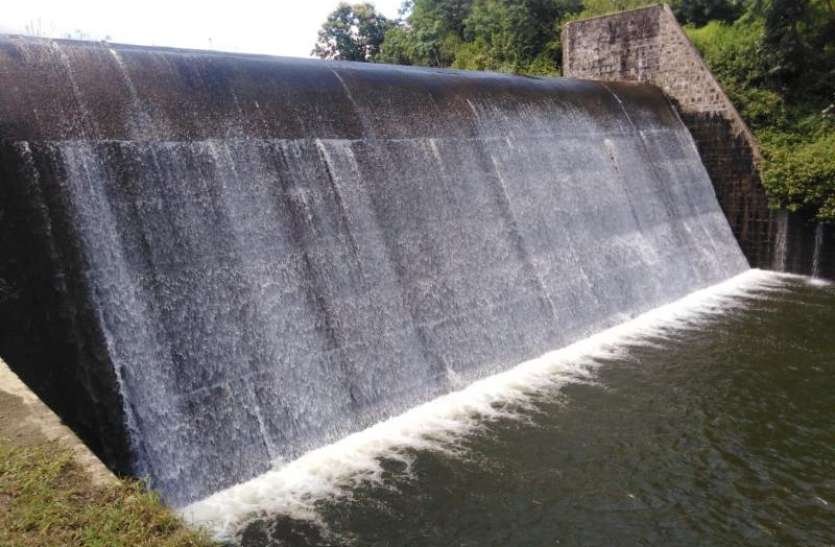 dam.jpg छलके जलाशय ,छाई हरीतिमा