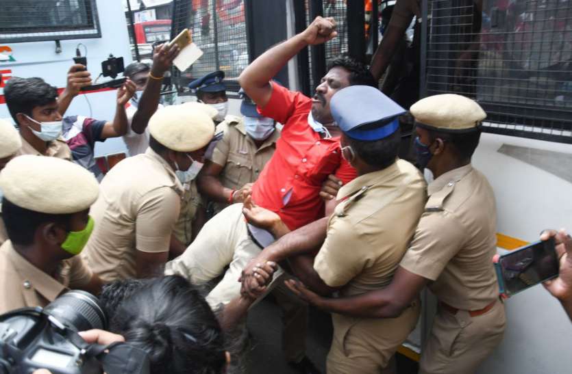 भारत बंद: चेन्नई में प्रदर्शनकारी और पुलिस में झड़प, प्रदर्शनकारियों को पुलिस ने हिरासत में लिया भारत बंद: चेन्नई में प्रदर्शनकारी और पुलिस में झड़प, प्रदर्शनकारियों को पुलिस ने हिरासत में लिया