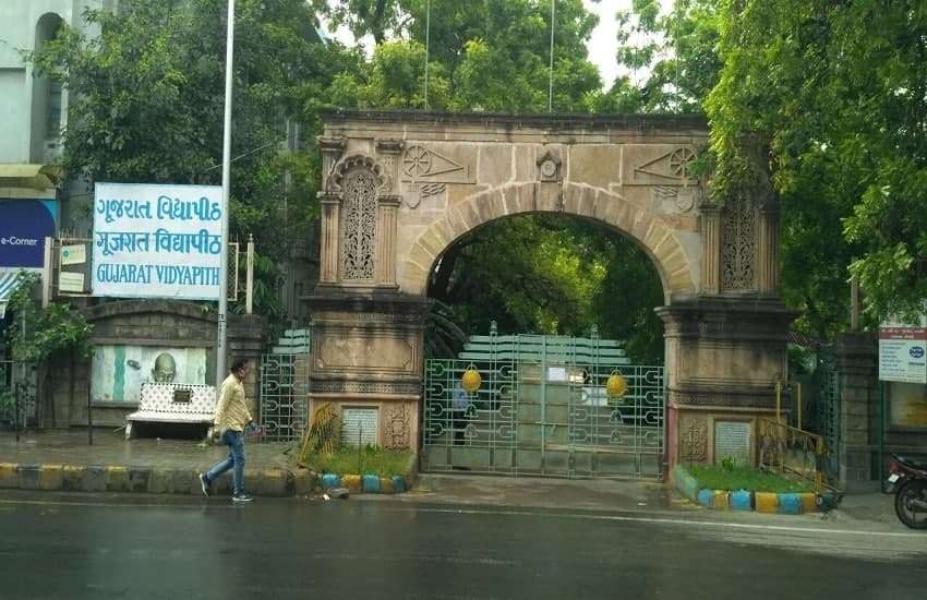 गुजरात विद्यापीठ जहां छात्र-छात्राओं से लेकर कुलनायक तक पहनते हैं खुद के बनाए 'खद्दर'