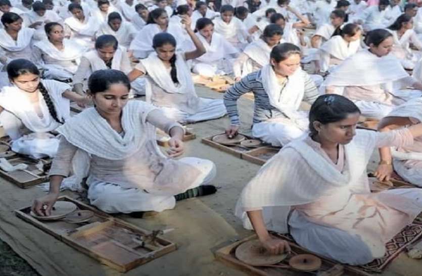 गुजरात विद्यापीठ जहां छात्र-छात्राओं से लेकर कुलनायक तक पहनते हैं खुद के बनाए 'खद्दर' गुजरात विद्यापीठ जहां छात्र-छात्राओं से लेकर कुलनायक तक पहनते हैं खुद के बनाए 'खद्दर'