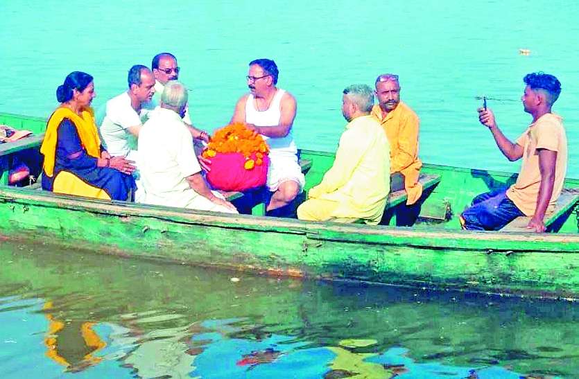 कोरोना काल से रखी दिवंगतों की अस्थियां, समितियों ने गंगा, नर्मदा में कराया विसर्जन कोरोना काल से रखी दिवंगतों की अस्थियां, समितियों ने गंगा, नर्मदा में कराया विसर्जन