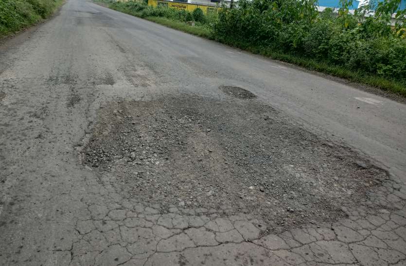 road potholes सडक़ों के गड्ढों से वाहन हो रहे क्षतिग्रस्त