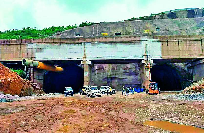 The canal over the tunnel and then the road over it In Katni