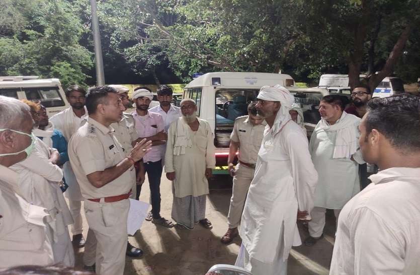 सोशल मीडिया पर टिप्पणी, दो पक्षों में फायरिंग, एक दर्जन घायल सोशल मीडिया पर टिप्पणी, दो पक्षों में फायरिंग, एक दर्जन घायल