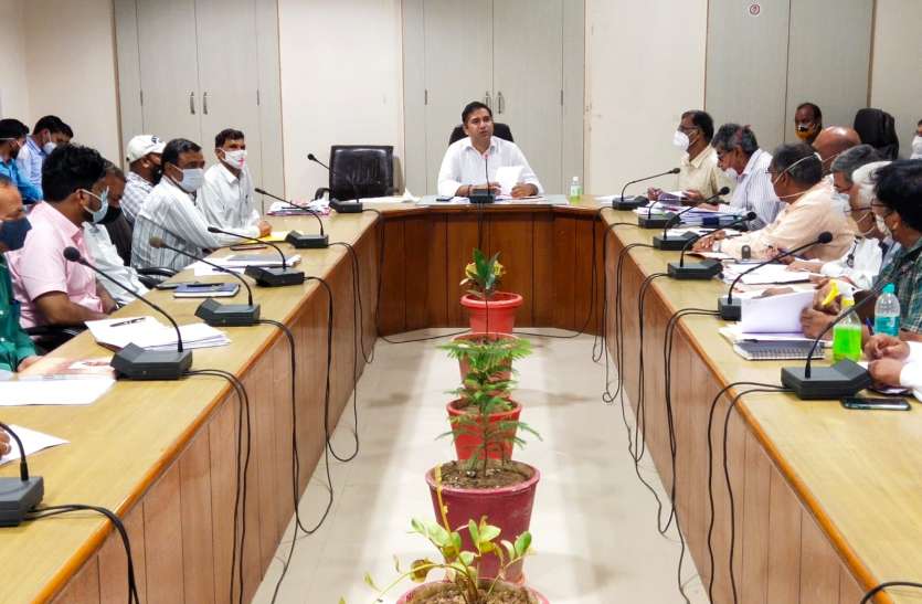 जिला कलक्टर ने ली समीक्षा बैठक मूण्डवा के मेगा फूड पार्क का बनेगा ले-आउट प्लान
