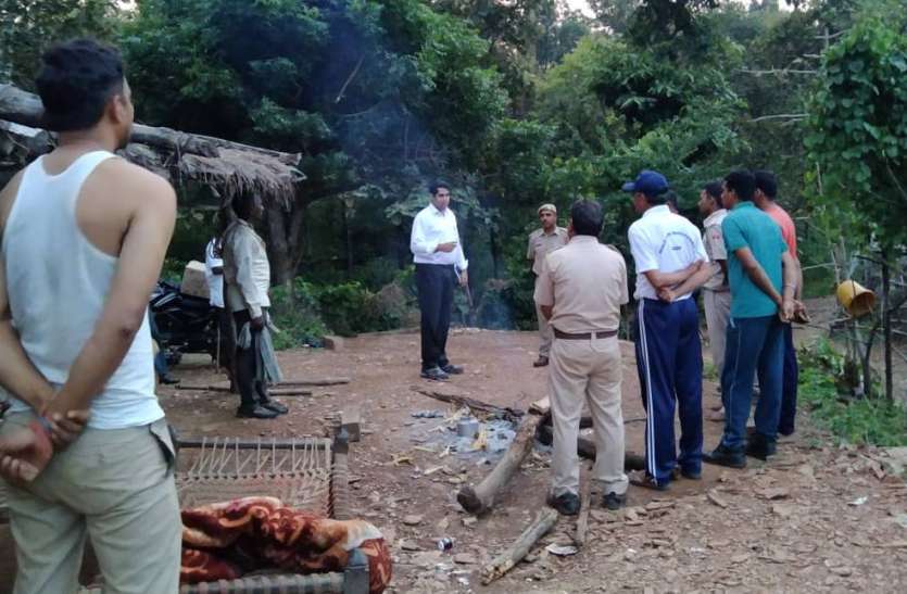 जुनी रणा में ग्रामीणों के साथ जंगल में तैनात वन विभाग के कर्मचारी जुनी रणा में ग्रामीणों के साथ जंगल में तैनात वन विभाग के कर्मचारी