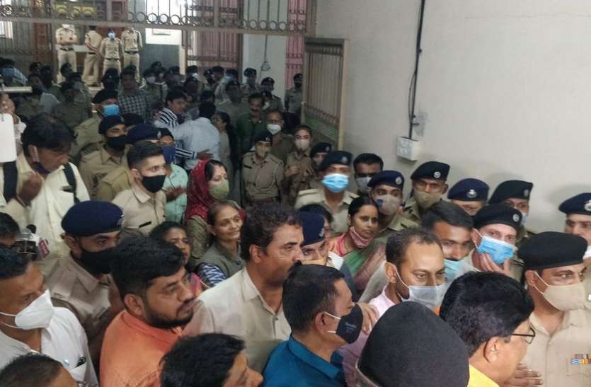 अन्य भाषाभाषी स्कूलों में शिक्षकों की नियुक्ति का विरोध अन्य भाषाभाषी स्कूलों में शिक्षकों की नियुक्ति का विरोध