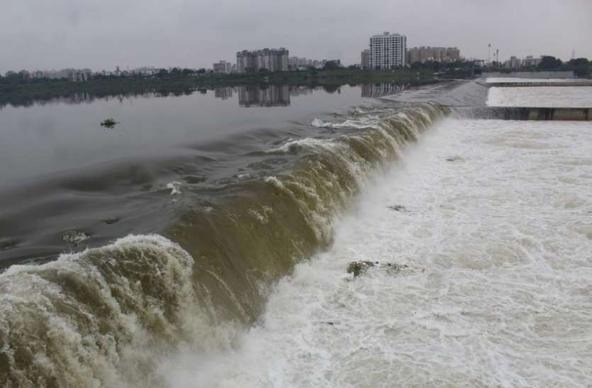 Surat/ उकाई बांध के 9 दरवाजे खोल 1.75 लाख क्यूसेक पानी का डिस्चार्ज Surat/ उकाई बांध के 9 दरवाजे खोल 1.75 लाख क्यूसेक पानी का डिस्चार्ज