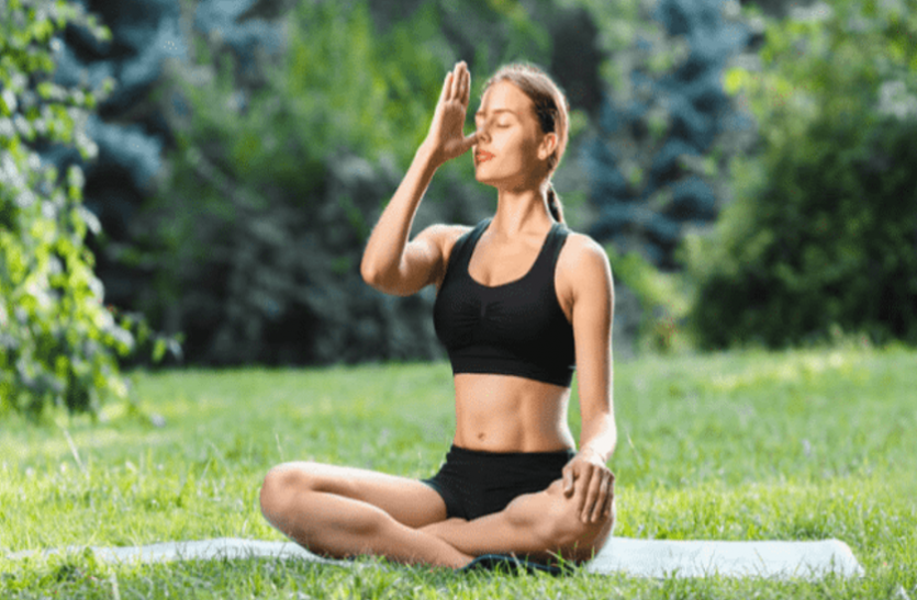 Yoga For Lungs: फेफड़ों को मजबूत बनाए रखने के लिए कारगर हैं ये योगासन