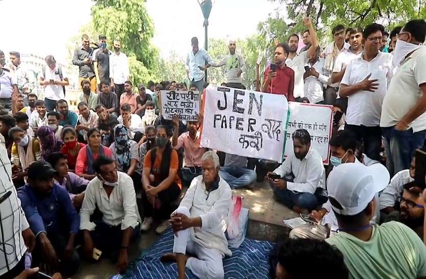 धरने पर सांसद डॉ. किरोड़ी लाल मीणा धरने पर सांसद डॉ. किरोड़ी लाल मीणा