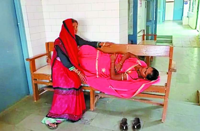 दीवानगंज अस्पताल में बदइंतजामी और डॉक्टरों की लापरवाही उजागर, कलेक्टर ने दिया नोटिस दो घंटे अस्पताल में दर्द से कराहती रही प्रसूता, नहीं मिला कोई डॉक्टर