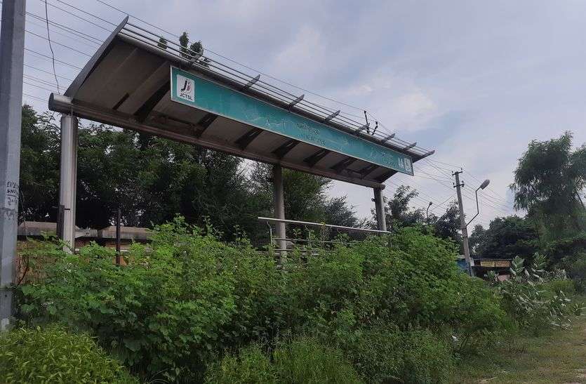 अनदेखी का हाल... बस शेल्टर कबाड़ अनदेखी का हाल... बस शेल्टर कबाड़
