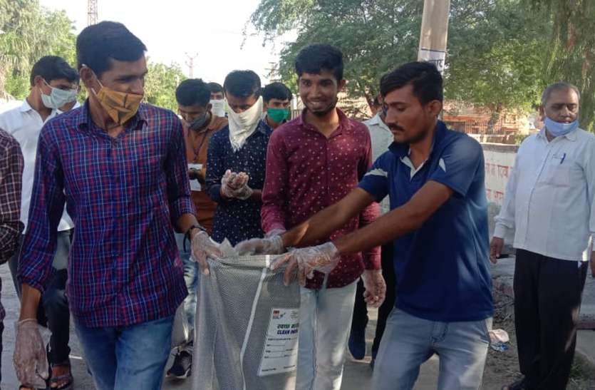 युवाओं ने चलाया सफाईअभियान, दिया स्वच्छता का संदेश युवाओं ने चलाया सफाईअभियान, दिया स्वच्छता का संदेश