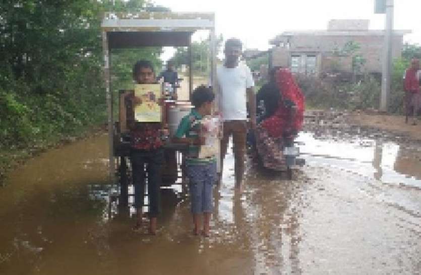 बारिश में सड़क पर गड्ढे बने जानलेवा बारिश में सड़क पर गड्ढे बने जानलेवा