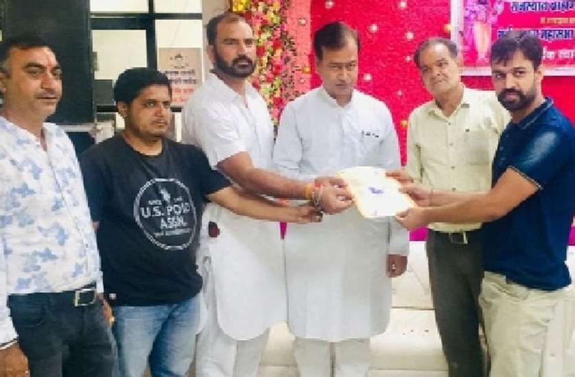 ईडब्ल्यूएस प्रमाण पत्र पाकर युवाओं के खिले चेहरे ईडब्ल्यूएस प्रमाण पत्र पाकर युवाओं के खिले चेहरे
