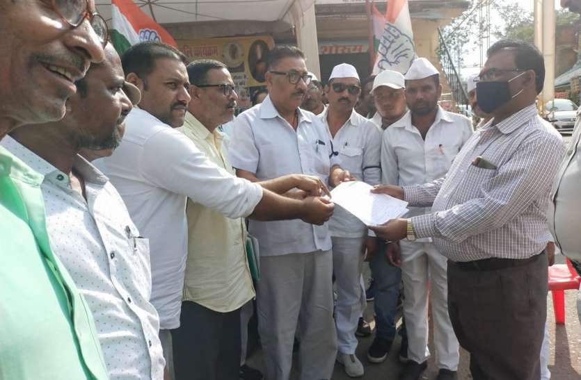 The government wants the farmers to stop opposing the black law, so that the agricultural sector should be handed over to the industrialists सरकार चाहती है किसान काले कानून का विरोध बंद करें, ताकि उद्योगपतियों को सौंप दें कृषि क्षेत्र