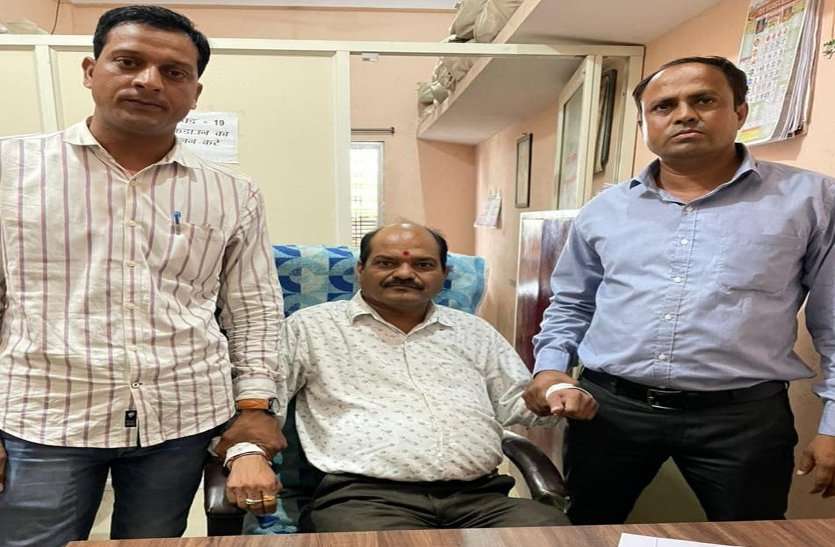 Police caught accountant who took bribe of 20 thousand in Dewas