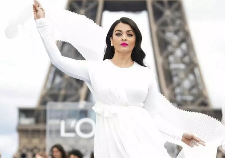 Paris Fashion Week: ऐश्वर्या राय ने मचाई धूम, अपनी दिलकश रैंप वॉक से जीता करोड़ों का दिल, देखें वीडियो