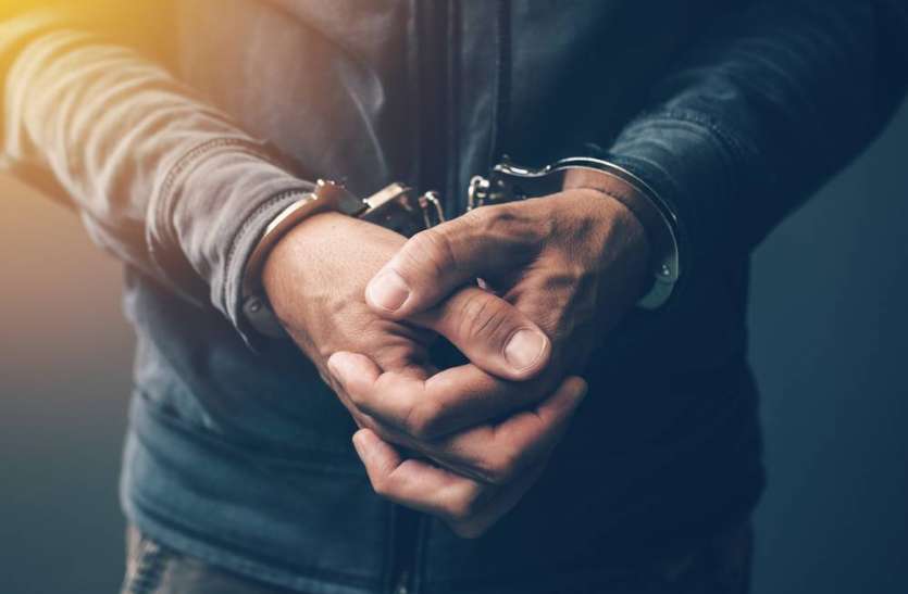 arrest.jpg नाबालिगों को नशे की लत लगाकर कराते थे चोरी-लूट, पुलिस ने 5 आरोरियों को किया गिरफ्तार