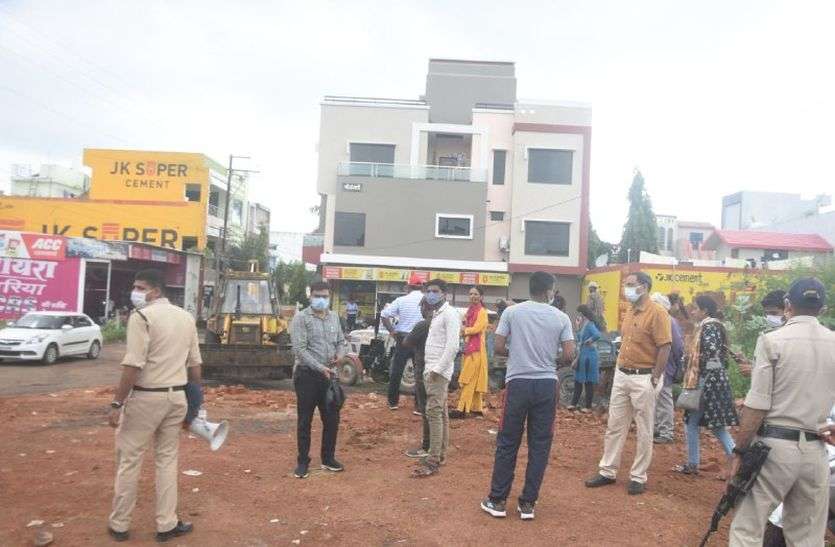 सैलाना रोड स्थित नजूल की करीब 35000 स्क्वायर फीट भूमि पर कब्जा हटाकर मुक्त कराई नामली की अवैध कालोनी के मामले में 14 लोगों कज़ दर्ज, रतलाम में सैलाना रोड की 30 करोड़ की जमीन मुक्त कराई