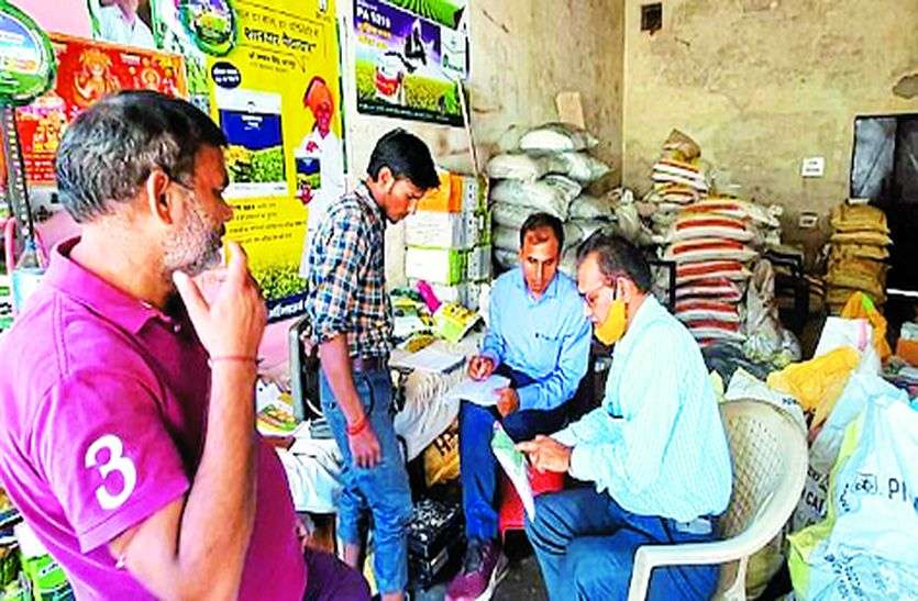 बिना अनुमति बेच रहा था सरसों के बीज, डीलर को थमाया नोटिस बिना अनुमति बेच रहा था सरसों के बीज, डीलर को थमाया नोटिस