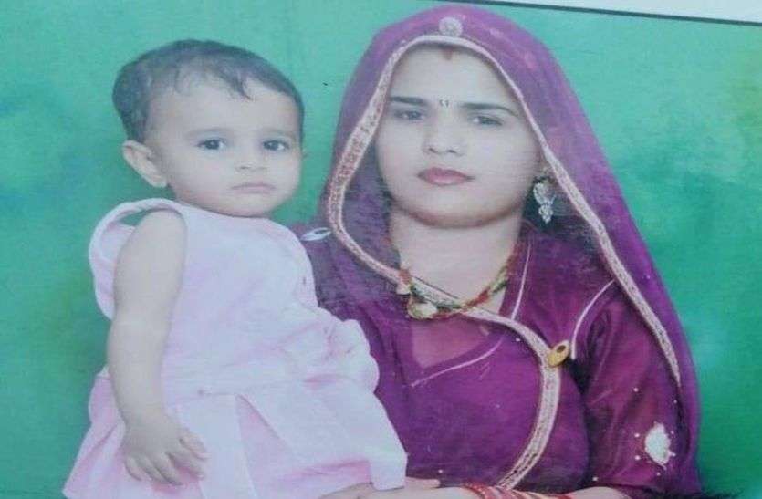 मासूम बेटी को लेकर कुंड में कूदी, दोनों की मौत मासूम बेटी को लेकर कुंड में कूदी, दोनों की मौत