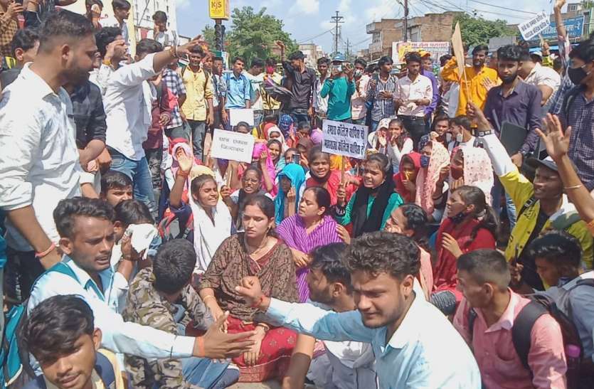 समाजों के ज्ञापन और छात्रों के हस्ताक्षर सहित राज्यपाल से मिले विधायक महाराजा कॉलेज के विलय के खिलाफ हुआ विरोध