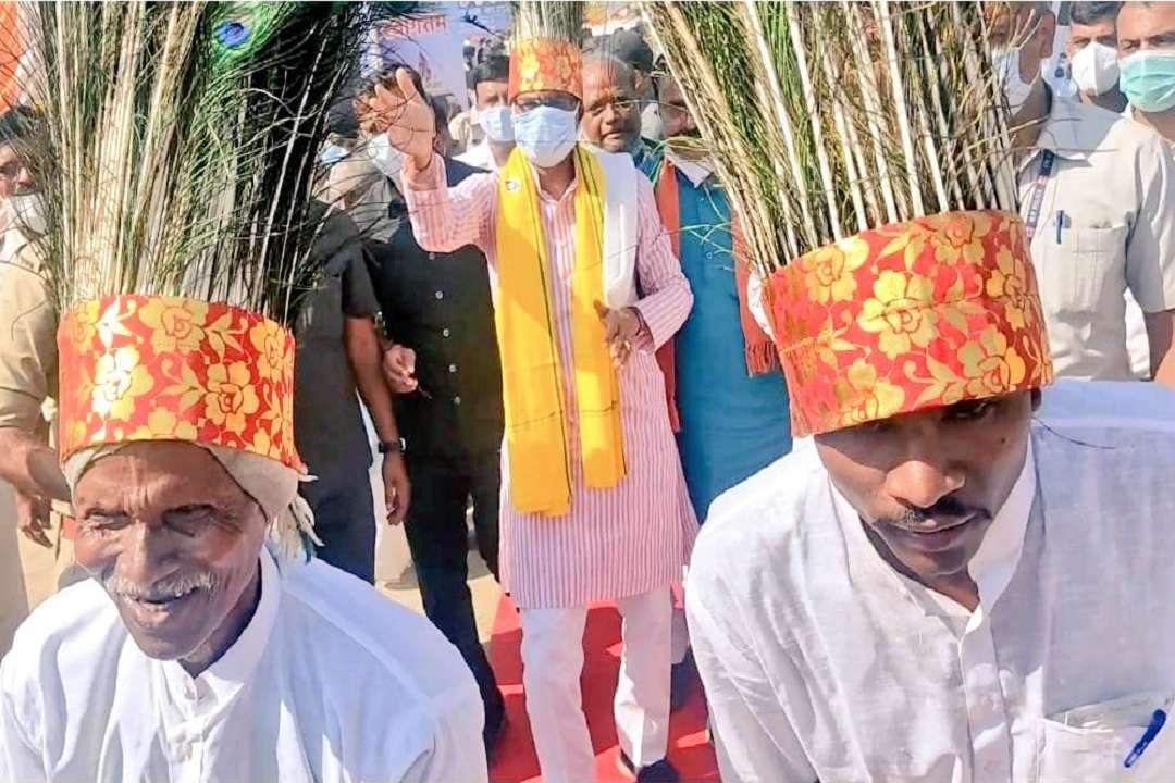 सीएम शिवराज सिंह चौहान आदिवासियों संग नृत्य करते