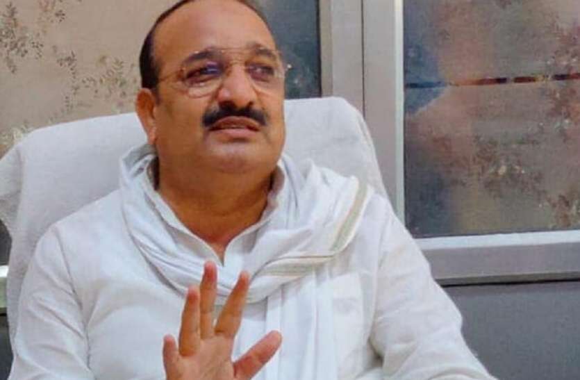 विमान में प्रियंका गांधी व एमएलसी दिनेश प्रताप सिंह में कहासुनी..! विमान में प्रियंका गांधी व एमएलसी दिनेश प्रताप सिंह में कहासुनी..!