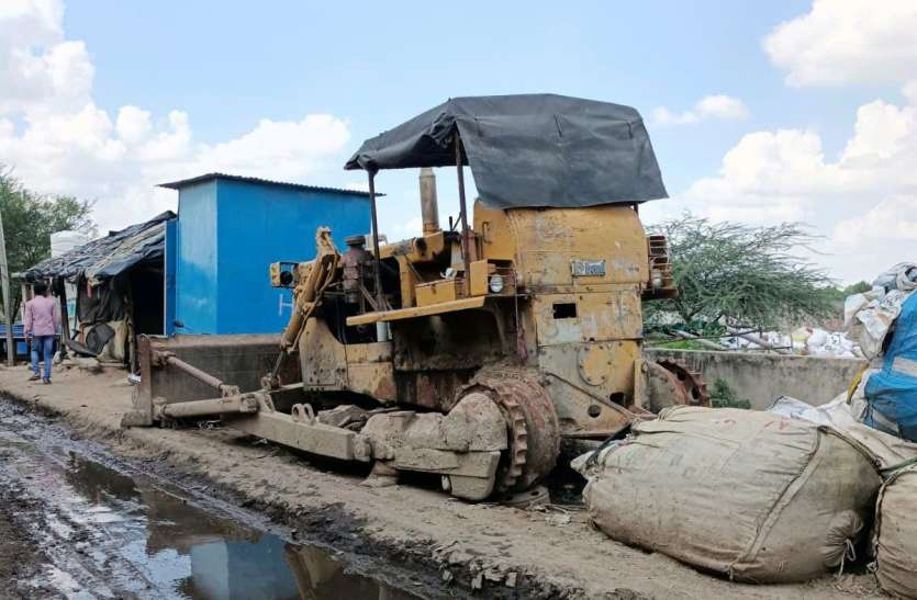 dozer.jpg निगम का डोजर अधिकारी ही कर रहे कबाड़, 12 हजार रुपए किराए पर लेकर चला रहे