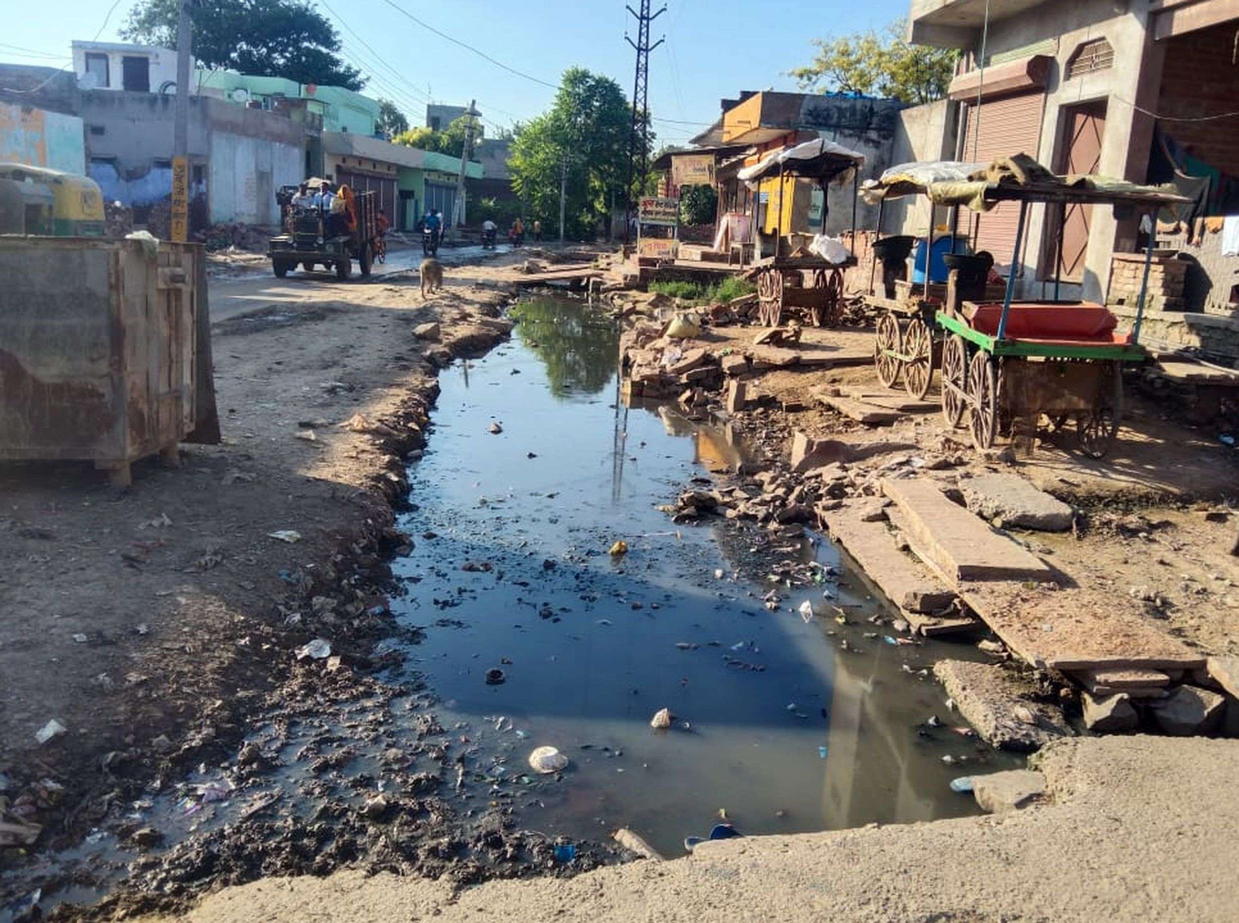 वर्षों से साफ नहीं हुई नालियां, बारिश में बह गया सफाई बजट