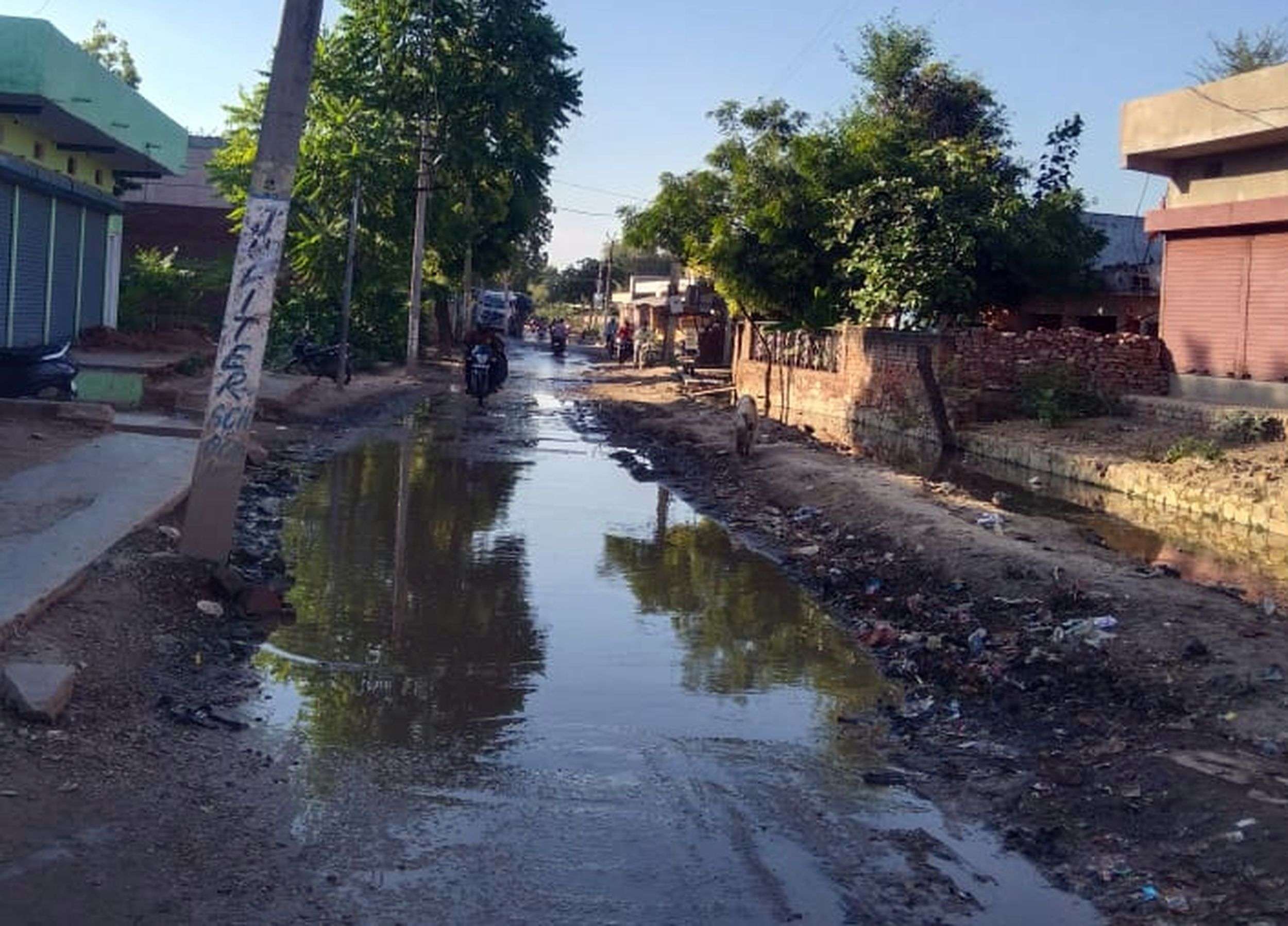 वर्षों से साफ नहीं हुई नालियां, बारिश में बह गया सफाई बजट