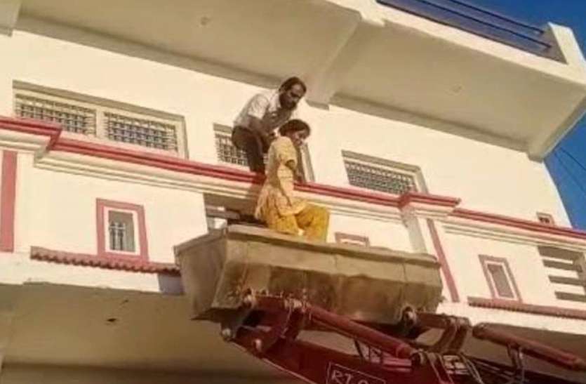 Quick Read: बहन की पत्नी को अगवा कर बनाया बंधक, जेसीबी की मदद से पुलिस ने छुड़ाया Quick Read: पत्नी की बहन को अगवा कर बनाया बंधक, जेसीबी की मदद से पुलिस ने छुड़ाया