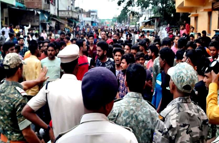 कवर्धा में दो समुदायों के बीच हिंसक झड़प, स्थिति बिगड़ते देख कलेक्टर ने लगाया धारा 144, शहर के चप्पे में बल तैनात कवर्धा में दो समुदायों के बीच हिंसक झड़प, स्थिति बिगड़ते देख कलेक्टर ने लगाया धारा 144, शहर के चप्पे-चप्पे में बल तैनात