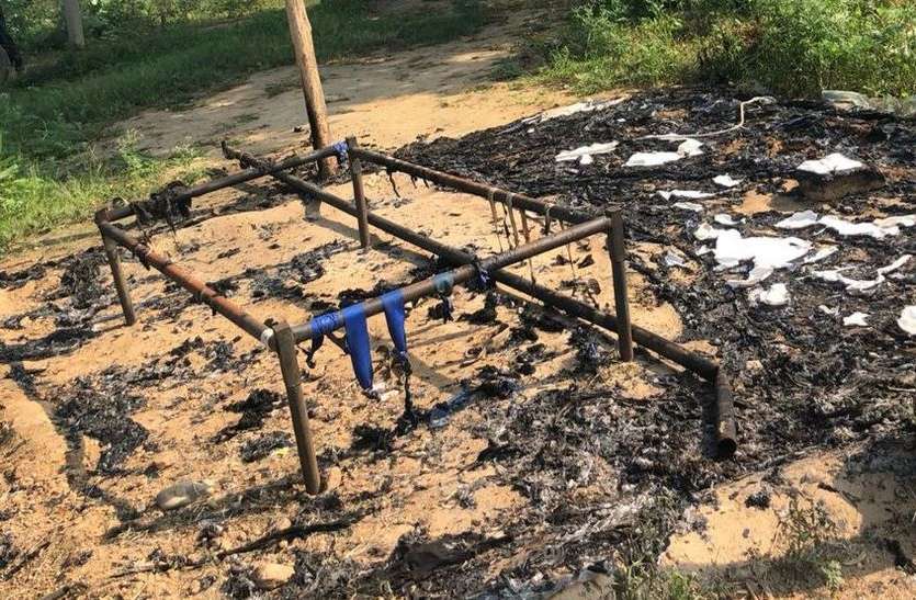 बजरी माफिया ने चैकपोस्ट में लगाई आग बजरी माफिया ने चैकपोस्ट में लगाई आग