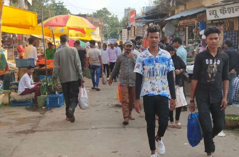 , बाजार व सार्वजनिक स्थानों में लग रहा मजमा, ना मास्क, ना ही सोशल डिस्टेंस