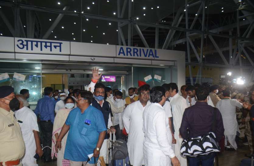 mla_of_cg_return.jpg छत्तीसगढ़ का सियासी संकट: दिल्ली से वापस रायपुर पहुंचे 35 विधायक, बोले- सब ठीक है
