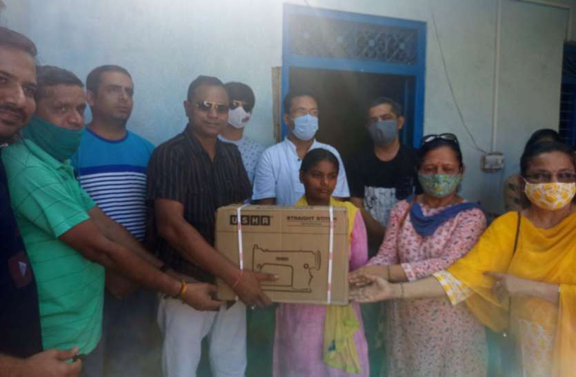 अबला को किया मजबूत, प्रतिभाशाली छात्रा को दिया सम्मान अबला को किया मजबूत, प्रतिभाशाली छात्रा को दिया सम्मान