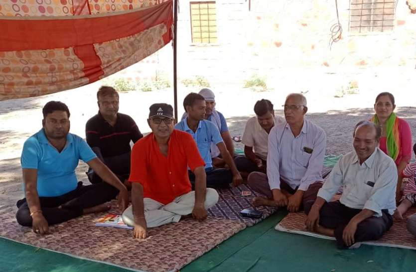 राजस्वकार्मिकों का धरना दूसरे दिन जारी राजस्वकार्मिकों का धरना दूसरे दिन जारी
