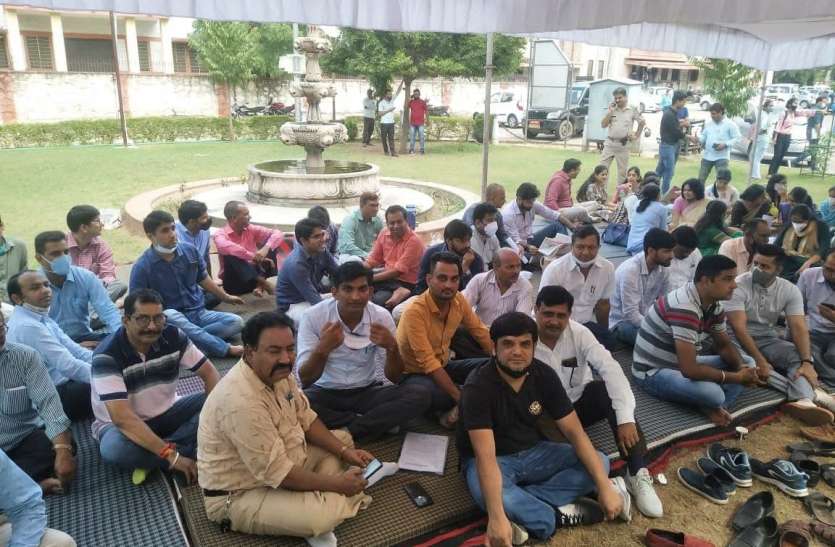 rajasthan_university_dharna.jpg राजस्थान विश्वविद्यालय में शिक्षकों का सत्याग्रह जारी